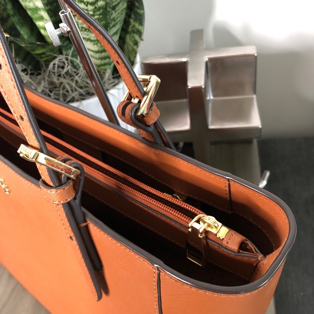 SOLD | Tory Burch Medium Saffiano Shoulder Bag - Picture 4 of 7